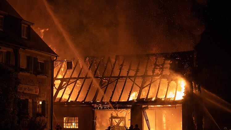 In der Nacht kam es in Wachstein zu einem Vollbrand einer Maschinenhalle in der Traktoren untergebracht waren. Foto: NEWS5/ Goppelt