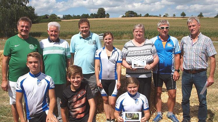 RVC-Vorsitzender Werner Leicht, Sportreferent Winfried Weinbeer, Bezirksradwanderwart Ingo Sesselmann (hinten von links) und Radwanderwart Edi Meixner (rechts) überreichten die Preise an die Radler aus Schwürbitz und Altenkunstadt. Der RVC Merkendorf hatte schon die Rückfahrt angetreten. RVC-Vorsitzender Werner Leicht, Sportreferent Winfried Weinbeer, Bezirksradwanderwart Ingo Sesselmann (hinten von links) und Radwanderwart Edi Meixner (rechts) überreichten die Preise an die Radler aus Schwür...