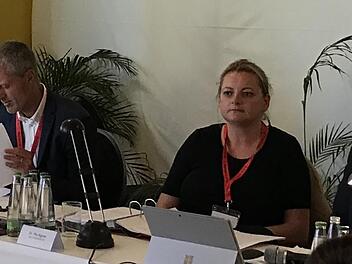 Assistiert von Anwältin Pia Aigner, beantworteten Vorstand Oliver Dück (Zweiter von links) und stellvertretender Aufsichtsratsvorsitzender Dietmar Baumgartner (rechts) ein letztes Mal die Fragen der Kleinaktionäre. Links im Bild Aufsichtsrat Wolfgang Köbler.  Foto: Brigitte Sommer