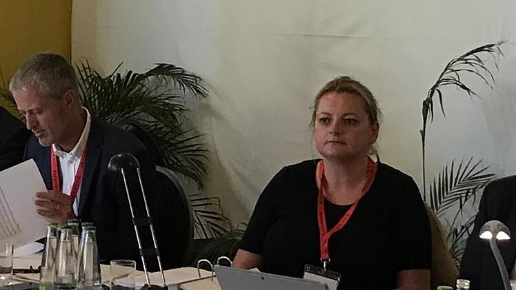 Assistiert von Anwältin Pia Aigner, beantworteten Vorstand Oliver Dück (Zweiter von links) und stellvertretender Aufsichtsratsvorsitzender Dietmar Baumgartner (rechts) ein letztes Mal die Fragen der Kleinaktionäre. Links im Bild Aufsichtsrat Wolfgang Köbler.  Foto: Brigitte Sommer