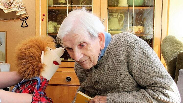 Willi, die Therapiepuppe, ist  auf der Suche nach Kraftquellen in einer schweren Zeit. Foto:   Alexandra Kraus
