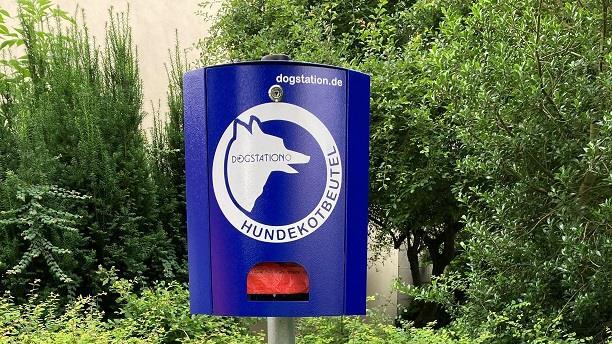 Dieser neue Spender für Hundekotbeutel steht auf dem Dorfplatz von Reiterswiesen .