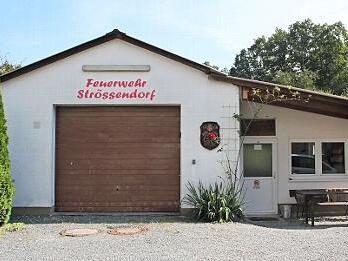 Das Strössendorfer Feuerwehrgerätehaus ist in die Jahre gekommen. Es soll abgerissen und durch einen Neubau ersetzt werden.