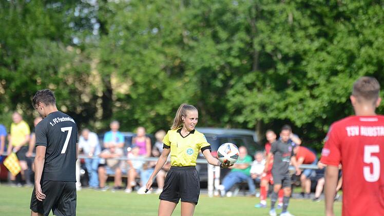 Schiedsrichterin Davina Lutz hatte beim Spiel TSV Aubstadt gegen den FC Fuchsstadt alles im Griff. Foto: Jürgen Schmitt