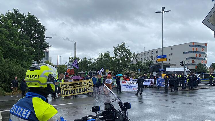 "Letzte Generation" sorgt für Aufruhr in Nürnberg - Polizei muss eingreifen