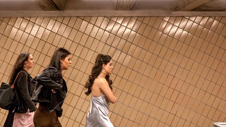 Am Abend von Hazals (Melia Kara, rechts) 18. Geburtstag l&auml;uft alles schief. Zusammen mit Elma (Jamila Bagdach, Mitte) und G&uuml;l (Asya Utku) will sie in einem angesagten Club feiern, doch der T&uuml;rsteher verweigert ihnen den Einlass.