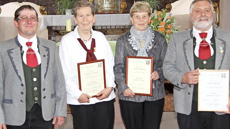 Für langjähriges aktives Singen wurden (v.l.) Markus Schühler, Christa Schühler, Doris Ulsamer und Norbert Mährlein geehrt.