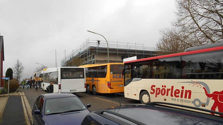 Bus an Bus und neben Bus: mittags bei der RealschuleFoto: Hanslok