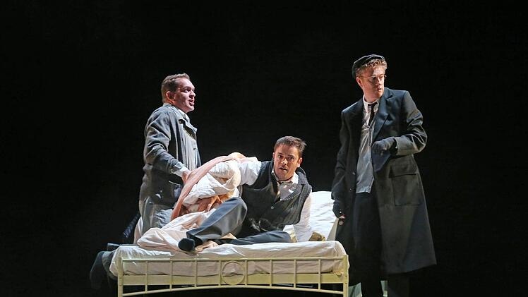 Szene aus der Neuinszenierung von "La Bohème" am Landestheater CoburgFoto: Henning Rosenbusch