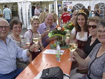 FC-Ehrenvorsitzender und Mitbegründer des Weinfests, Edgar Hirt (links), besucht die Eröffnung mit Verwandten und Freunden (von links): Gattin Lieselotte, Antonia Müller, Andreas Rupert, Marlene Büttner, Olga Reis und Hanni Keidel. Foto: Winfried Ehling