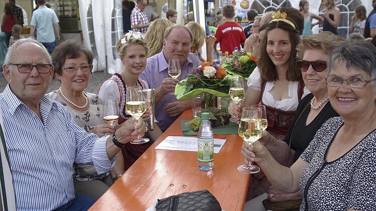 FC-Ehrenvorsitzender und Mitbegründer des Weinfests, Edgar Hirt (links), besucht die Eröffnung mit Verwandten und Freunden (von links): Gattin Lieselotte, Antonia Müller, Andreas Rupert, Marlene Büttner, Olga Reis und Hanni Keidel. Foto: Winfried Ehling