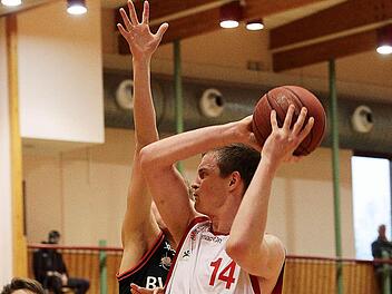 Obwohl hart bedr&auml;ngt, kann der G&uuml;&szlig;bacher Moritz Sanders (vorn) erfolgreich passen. Fotos: sportpress