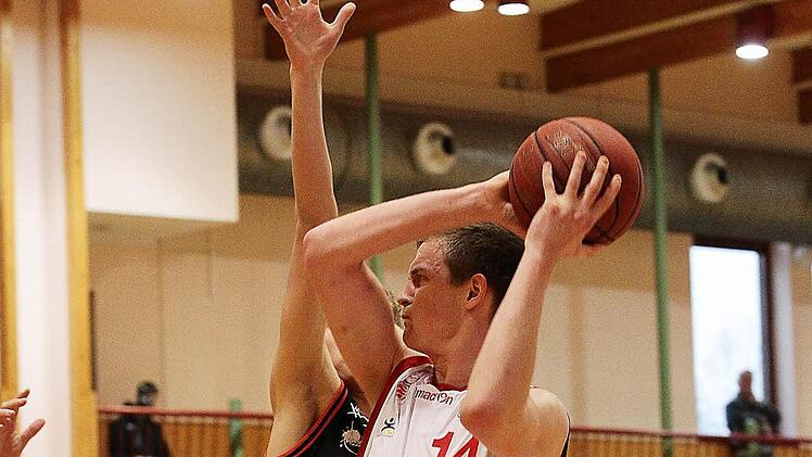 Obwohl hart bedr&auml;ngt, kann der G&uuml;&szlig;bacher Moritz Sanders (vorn) erfolgreich passen. Fotos: sportpress