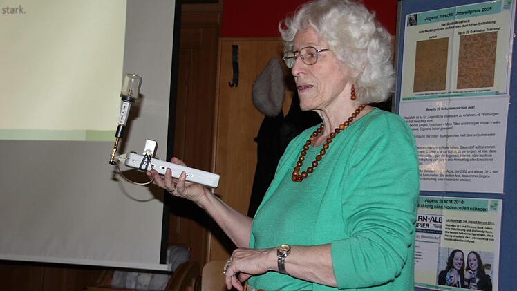 Mit einem Detektor führte Helga Krause Möglichkeiten zur Abschirmung vor.Foto: Ralf Kestel