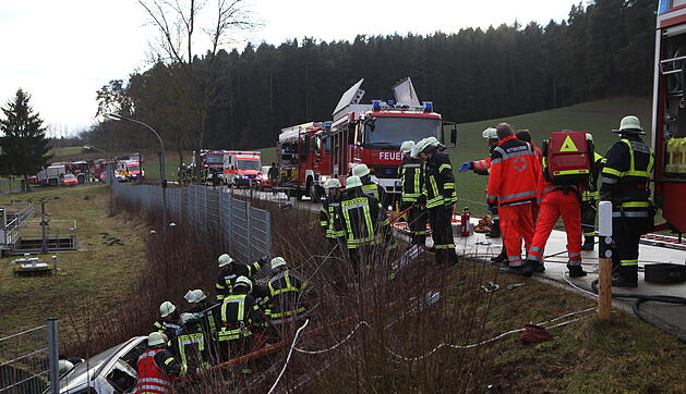 Auto st&uuml;rzt nach Auffahrunfall bei Ansbach beinahe in Kl&auml;rbecken
