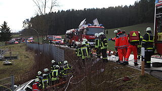 Auto st&uuml;rzt nach Auffahrunfall bei Ansbach beinahe in Kl&auml;rbecken