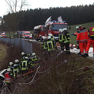 Auto stürzt nach Auffahrunfall bei Ansbach beinahe in Klärbecken
