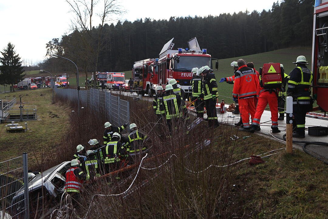 Auto stürzt nach Auffahrunfall bei Ansbach beinahe in Klärbecken
