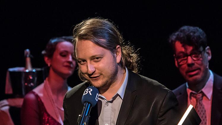 Der Operetten-Abend "Wir laden gern uns Gäste ein" bildete den festlichen Rahmen für die Verleihung der Auszeichnung "Operetten-Frosch" des Bayerischen Rundfunks an das Landestheater Coburg.Foto: Jochen Berger