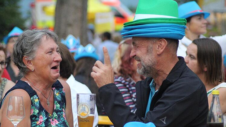 Männer haben gerne mal den Hut auf. Aber wie viele davon sind genug? Zwei Festivalbesucher mit jeder Menge Spaß.
