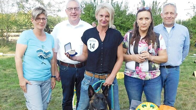 Sie war die Gesamtsiegerin: Ramona Fischer aus Baunach (Mitte) mit "Rasko les batulacees". Es gratulierten Ausstellungsleiterin Simone Köhler, Bürgermeister Harald Hübner, Richterin Katja Krajnc und Zuchtleiter Armin Backschies (von links). Fotos: Horst Wunner