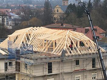 Der neue Dachstuhl auf der Villa Ross.  Foto: Waldemar Michaelis