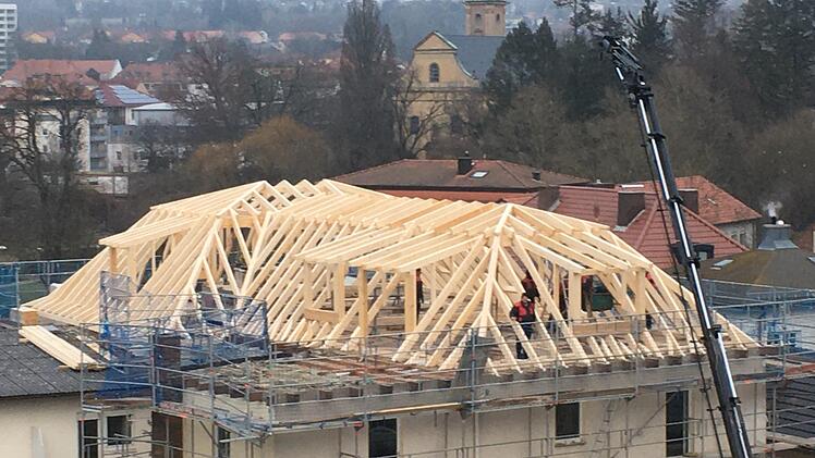 Der neue Dachstuhl auf der Villa Ross.  Foto: Waldemar Michaelis