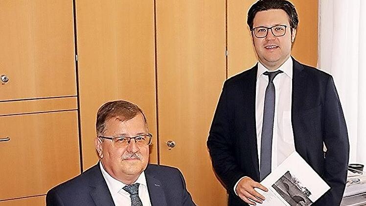 Bald wird auf dem Stuhl von Wolfgang Schreiber (sitzend) dessen Nachfolger Fabian Kundmüller Platz nehmen. Beide arbeiteten schon Jahre erfolgreich zusammen.  Foto: Helmut Will