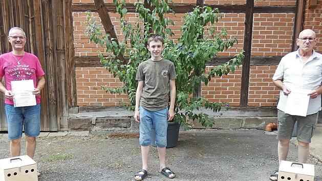 Vereinsmeisterehrung beim Kleintierzuchtverein Meeder, von links: Michael Taubmann, Toni Wicht und Hartmut Schwarz. Es fehlen auf dem Bild: Noah Heinlingloh und Nadine Herzer.  Foto: Karin G&uuml;nther