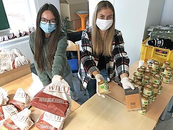 Alina Schlögel (rechts) und Lea Hartig sind auf dem wichtigen Posten "Stärkung nach der Spende".