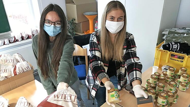 Alina Schlögel (rechts) und Lea Hartig sind auf dem wichtigen Posten "Stärkung nach der Spende".