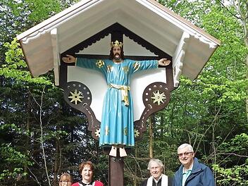 Im kleinen Rahmen wurde die restaurierte "Göttlich Hilf" bei Reichenbach eingeweiht. Im Bild (von links) Rita Hammer und Margit Maier, die Töchter des verstorbenen Ehepaares Johann und Gerti Müller-Zeiner, Pfarrer i.R. Helmut Spindler aus Wartenfels und der Wallenfelser Ortsheimatpfleger Franz Behrschmidt