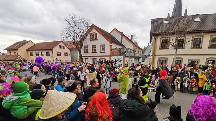 Memmelsdorf Faschingsumzug 2023: Die schönsten Bilder in der Fotostrecke - Narren holen Winnetou zurück