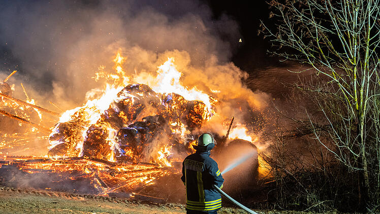 Silvesternacht fordert Einsatzkräfte - Zwei Großbrände im Landkreis Lichtenfels