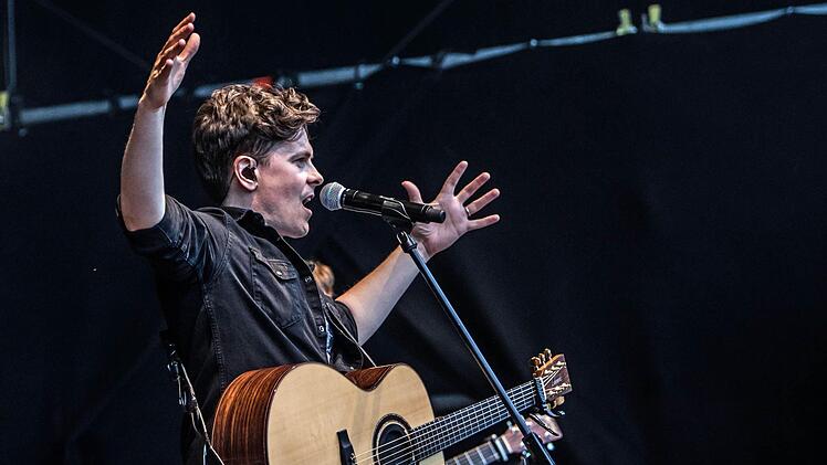 Michael Patrick Kelly zog seine Zuhörer beim Gastspiel im Rahmen des "Tambacher Sommers". Foto: Jochen Berger