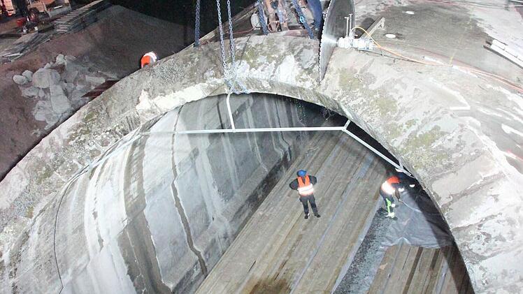 Ganze Lastwagenladungen voller Bohlen wurden aufs Gleisbett gelegt.  Foto: Friedwald Schedel