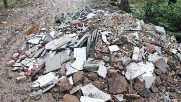 Bauschutt einfach im Wald entsorgt. Foto: Polizei Lichtenfels