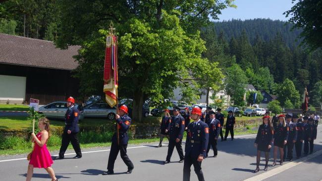 Der gro&szlig;e Festumzug bildete den H&ouml;hepunkt des 125-j&auml;hrigen Jubil&auml;ums der FFW Gifting. Foto: Heike Sch&uuml;lein