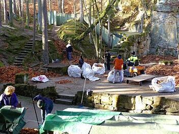 Helfer haben die Naturbühne winterfest gemacht. Foto: Dieter Hübner