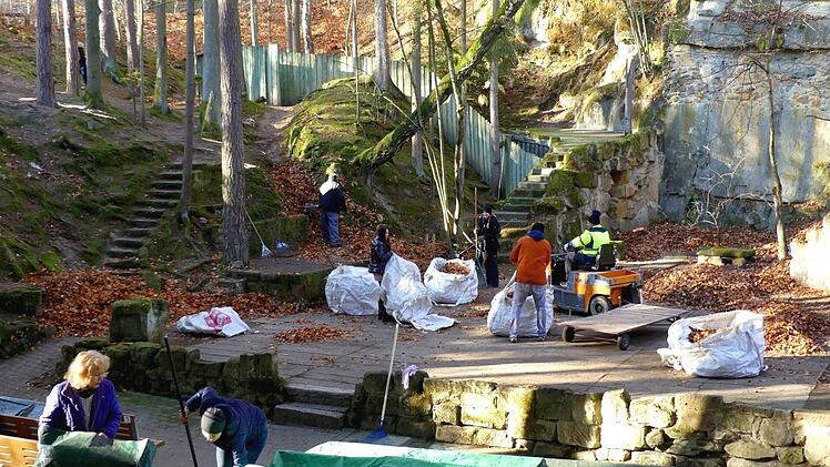 Helfer haben die Naturbühne winterfest gemacht. Foto: Dieter Hübner