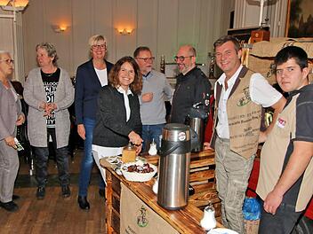 Sie machten den Nachmittag für die Tafel-Kunden möglich: Helferin Hildegard  Sonnenschein, Beisitzerin im Tafel-Verein Ursula Bürger, zweite Vorsitzende  Dagmar Ziegler, die kommissarische Vorsitzende Marina Wiesend, Helfer  Robert Stadtmüller, Kurgarten-Café-Pächter Jochen Wehner, Kaffeeröster  Rainer Bühner und Helfer Christof Kunkel. Foto: Dieter Britz