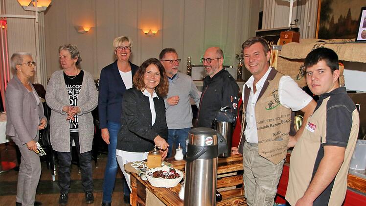Sie machten den Nachmittag für die Tafel-Kunden möglich: Helferin Hildegard  Sonnenschein, Beisitzerin im Tafel-Verein Ursula Bürger, zweite Vorsitzende  Dagmar Ziegler, die kommissarische Vorsitzende Marina Wiesend, Helfer  Robert Stadtmüller, Kurgarten-Café-Pächter Jochen Wehner, Kaffeeröster  Rainer Bühner und Helfer Christof Kunkel. Foto: Dieter Britz
