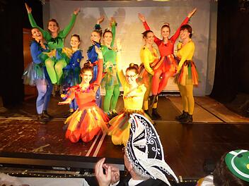 Die Paradiesvögel der Prinzengarde beim Showtanz Foto: Thomas Weichert