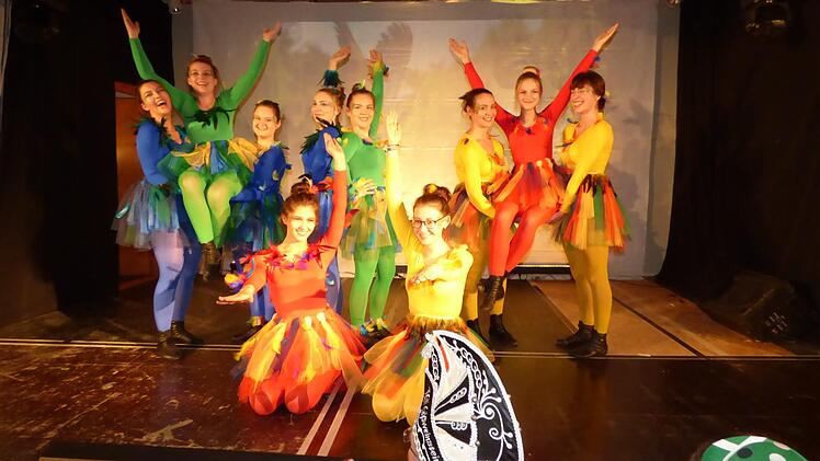 Die Paradiesvögel der Prinzengarde beim Showtanz Foto: Thomas Weichert