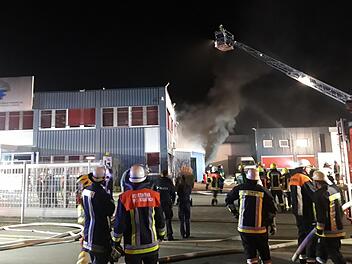 Am Sonntag gegen vier Uhr brach in einem Industriebetrieb in Kulmbach ein Feuer aus. Die Löscharbeiten dauern an. Foto: NEWS5 / Holzheimer