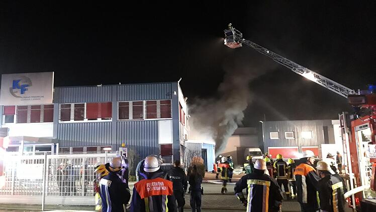 Am Sonntag gegen vier Uhr brach in einem Industriebetrieb in Kulmbach ein Feuer aus. Die Löscharbeiten dauern an. Foto: NEWS5 / Holzheimer