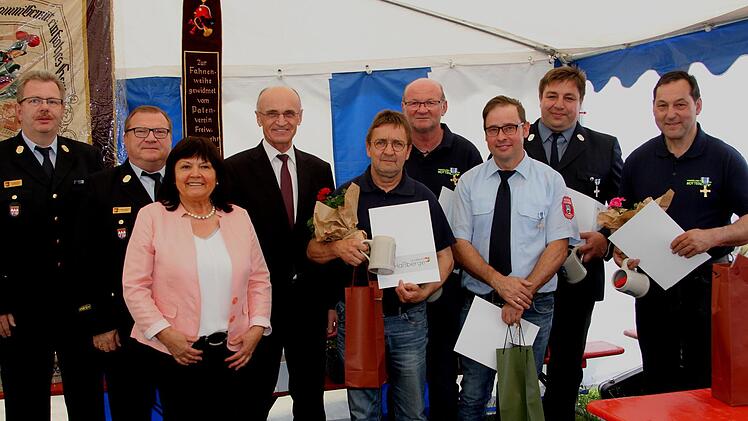 Bei der Auszeichnung der Wehrleute mit dem Ehrenzeichen (von links): Kreisbrandrat Ralf Dressel, Kreisbrandinspektor Peter Pfaff, Bürgermeisterin Gertrud Bühl, Landrat Wilhelm Schneider, Alfons und Andreas Griebel, Marcel Knoblach, Dietmar Reinwand und Edwin Strauß.