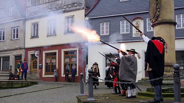 Ehrensalut aus den Lunten-Musketen, abgefeuert von der Cronacher Ausschuss CompagnieHeike Schülein