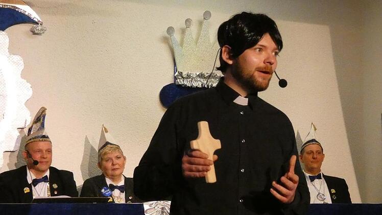 Pater Ranga alias Christian Florschütz präsentierte das iCross, ein Smartphone in Form eines Kreuzes.