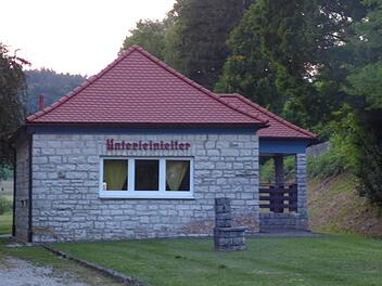Was soll aus dem ehemaligen Bahnhofsgebäude und  Jugendhaus werden? Foto: Thomas Weichert
